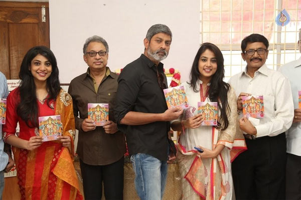 pooja sankeerthanalu,pooja sankeerthanalu album,pooja sankeerthanalu album launch,dedicated to vb rajendra prasad,v pooja prasad,fifth devotional audio album,jagapathi babu,murali mohan,jagapathi babu family  వి.బి.రాజేంద్రప్రసాద్ కు మనవరాలి గిఫ్ట్!